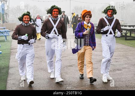 Alexandra Palace, Londres, Royaume-Uni. 29 décembre 2024. 2024/25 PDC Paddy Power World Darts Championships Day 12 ; les fans en tenue fantaisie comme Willy Wonka et Oompa Loompas arrivent à l'Alexandra Palace crédit : action plus Sports/Alamy Live News Banque D'Images