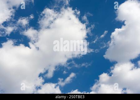 Ciel bleu et nuages, image de fond Banque D'Images