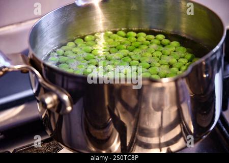 casserole de petits pois sur la table de cuisson prête à cuire Banque D'Images