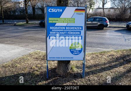 Muenchen GER, Themenbild, Wahlplakate zur Bundestagswahl in Deutschland 2025, 29.12.2024. CSU Bayern, slogan : Deutschland wieder in Ordnung bringen. Migration begrenzen, Wirtschaft foerdern, Bundeswehr staerken. Zweitstimme ist Bayernstimme. Beide Stimmen fuer die CSU. Bayern Stark en Deutschland. GER, Themenbild, Wahlplakate zur Bundestagswahl in Deutschland 2025, 29.12.2024. Eibner-Pressefoto/Franz Feiner *** Munich GER, photo thématique, affiches électorales pour l'élection du Bundestag en Allemagne 2025, 29 12 2024 CSU Bavière, slogan ramener l'Allemagne dans l'ordre limiter la migration, promouvoir l'économie, Banque D'Images