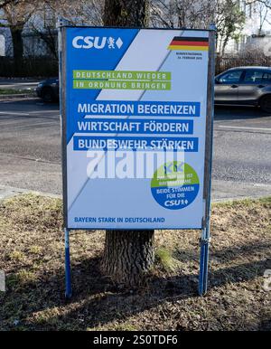 Muenchen GER, Themenbild, Wahlplakate zur Bundestagswahl in Deutschland 2025, 29.12.2024. CSU Bayern, slogan : Deutschland wieder in Ordnung bringen. Migration begrenzen, Wirtschaft foerdern, Bundeswehr staerken. Zweitstimme ist Bayernstimme. Beide Stimmen fuer die CSU. Bayern Stark en Deutschland. GER, Themenbild, Wahlplakate zur Bundestagswahl in Deutschland 2025, 29.12.2024. Eibner-Pressefoto/Franz Feiner *** Munich GER, photo thématique, affiches électorales pour l'élection du Bundestag en Allemagne 2025, 29 12 2024 CSU Bavière, slogan ramener l'Allemagne dans l'ordre limiter la migration, promouvoir l'économie, Banque D'Images