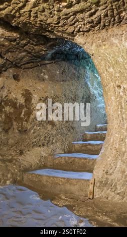 Derinkuyu en Cappadoce, en Turquie, est célèbre pour sa grande ville souterraine à plusieurs niveaux. Banque D'Images