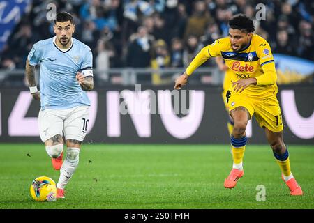 Rome, Italie, Italie. 28 décembre 2024. Mattia ZACCAGNI de Lazio Rome et Ederson Jose DOS SANTOS LOURENCO DA Silva d'Atalanta lors du match de Serie A entre SS Lazio et Atalanta BC au Stadio Olimpico le 28 décembre 2024 à Rome, Italie. (Crédit image : © Matthieu Mirville/ZUMA Press Wire) USAGE ÉDITORIAL SEULEMENT! Non destiné à UN USAGE commercial ! Banque D'Images