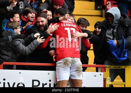 Londres, Angleterre. 29 décembre 2024. Miles Leaburn célèbre avec les fans de Charlton Athletic après avoir marqué son deuxième but lors du match Sky Bet EFL League One entre Charlton Athletic et Wycombe Wanderers à The Valley, Londres. Kyle Andrews/Alamy Live News Banque D'Images