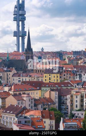 Quartier de Zizkov au premier plan, tour de télévision en arrière-plan, vu de la colline de Vitkov. Prague, République tchèque, Tchéquie. Banque D'Images