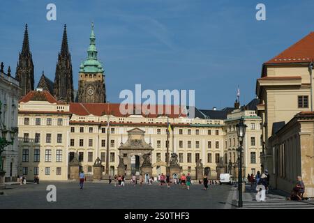 Entrée principale du château de Prague, Prague, Tchéquie, République tchèque. – Église Vitus en arrière-plan. Banque D'Images