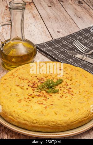 La tortilla de patatas est l'un des plats les plus représentatifs de la cuisine espagnole Banque D'Images