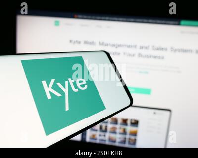 29 décembre 2024 : Stuttgart, Allemagne - 07-04-2024 : téléphone portable avec le logo de la société brésilienne de points de vente Kyte Tecnologia de Software Ltda. devant le site web. Mettez l'accent sur le centre-gauche de l'écran du téléphone. (Crédit image : © SOPA images via ZUMA Press Wire) USAGE ÉDITORIAL SEULEMENT! Non destiné à UN USAGE commercial ! Banque D'Images