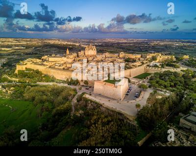 Vue aérienne de la ville fortifiée de Mdina à Malte avec de grands bastions de plate-forme terrestre Banque D'Images