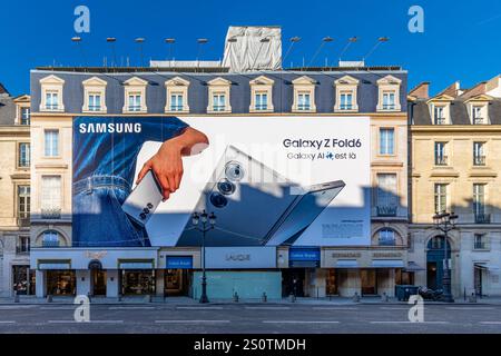 Panneau publicitaire pour le smartphone Samsung Galaxy Z Fold6 couvrant l’échafaudage des travaux de restauration sur la façade d’un immeuble parisien Banque D'Images