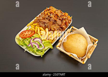 Dans le cas du kebab de poulet, la viande est marinée avec des épices telles que le curcuma, le gingembre, le citron et le yaourt avant d’être cuite dans le shawarma Banque D'Images