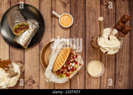 Une autre variante populaire du kebab est le doner kebab, originaire de Turquie, où la viande est placée sur une rôtisserie verticale en forme de cône, qui lentement R Banque D'Images