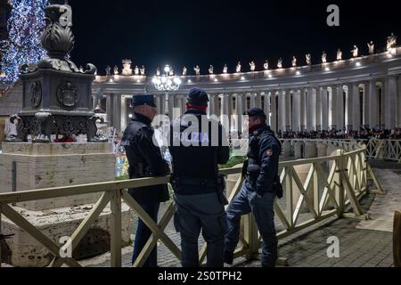 Rome, Italie - 25 décembre 2024 : policiers en service sur place Pierre au Vatican, assurant la sécurité des citoyens la veille de Noël. Banque D'Images