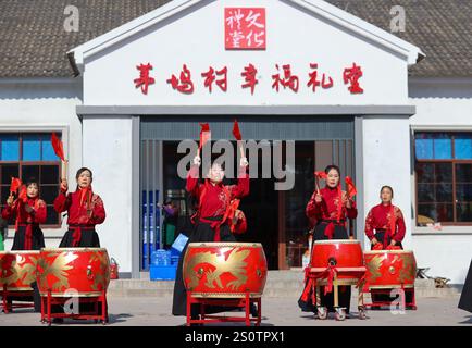 Pékin, province chinoise du Zhejiang. 28 décembre 2024. Les villageois participent à une performance d'art populaire dans le village maoïwu de Daixi, district de Wuxing, Huzhou, province du Zhejiang de l'est de la Chine, Dec. 28, 2024. La Chine se prépare pour le nouvel an 2025 avec des décorations festives et diverses activités à travers le pays. Crédit : HE Weiwei/Xinhua/Alamy Live News Banque D'Images