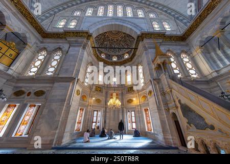 Une belle vue sur le Nuruosmaniye Camii, la mosquée près du Grand Bazar à Istanbul, Turquie Banque D'Images