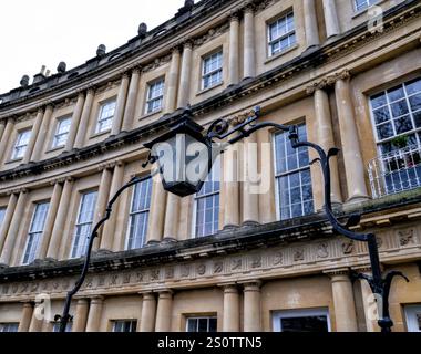 Entrée en arc de fer avec lanterne sur le cirque une grande terrasse circulaire de maisons géorgiennes par John Woos l'ancien à Bath Somerset Banque D'Images