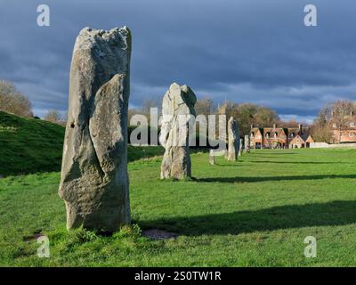 Pierres sarsen debout de l'anneau extérieur du henge néolithique d'Avebury et cercle de pierre dans le Wiltshire UK Banque D'Images