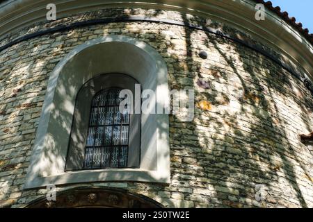 Rotonda of nouveaux Martin, Prague, Tchéquie, République tchèque. XIe siècle. Le boulet de canon à droite de la fenêtre date de l'attaque prussienne de 1757 Banque D'Images