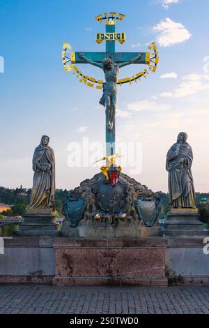 Pont Charles, Jésus sur la Croix, Prague, République tchèque, Tchéquie. Banque D'Images