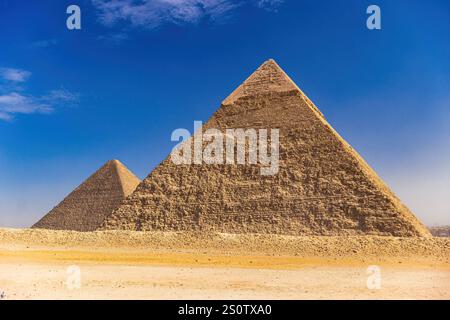 La pyramide de Chephren et Khafre dans les sables du désert de Gizeh, Egypte les puissantes pyramides de Chephren et Khafre avec ciel clair le Caire Egypte *** Die CH Banque D'Images