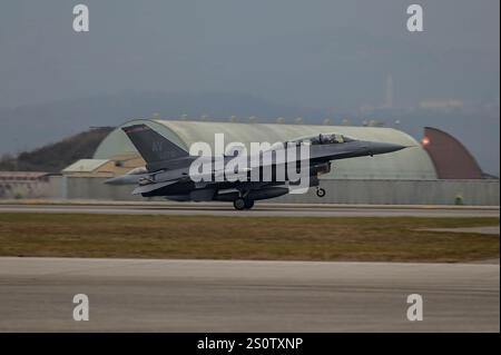 Un F-16 Fighting Falcon de l'US Air Force atterrit à Aviano Air base, Italie, Dec. 19, 2024. Le Fighting Falcon est un avion de chasse multi-rôle très compact Banque D'Images