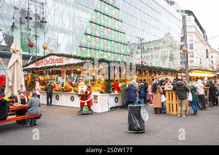 Célèbre et populaire marché de Noël à Vörösmarty Tér (place Vörösmarty) au coeur de Budapest. Banque D'Images