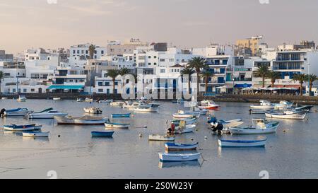 Arrecife, Espagne - 6 novembre 2024 : bateaux dispersés dans le Charco de San Gines, Arrecife, Lanzarote, Îles Canaries, Espagne. Banque D'Images
