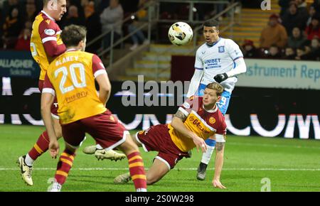 Hamza Igamane des Rangers marque son 2e but lors du William Hill Premiership match à Fir Park, Motherwell. Date de la photo : dimanche 29 décembre 2024. Banque D'Images