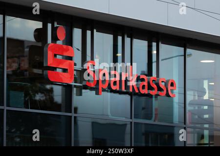 Logo Sparkasse (caisse d'épargne) sur l'extérieur d'un immeuble de bureaux. Services bancaires et produits financiers en tant qu'entreprise. Façade moderne d'une banque. Banque D'Images