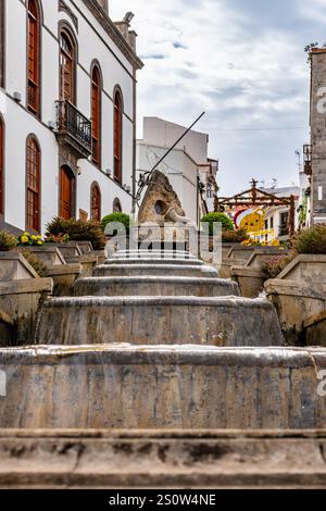 Paysage avec la célèbre rue Paseo de Canarias sur Firgas, Gran Canaria, îles Canaries. Banque D'Images