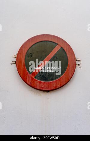 Un panneau rouge et noir avec le mot « caragua » dessus. Le signe est circulaire et a un fond blanc Banque D'Images