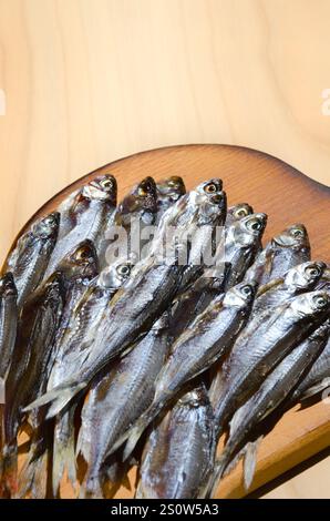 Sombre ou Shemaya. Poisson séché sur une assiette en céramique. Très savoureux, eau de tête grasse pour la bière. Banque D'Images