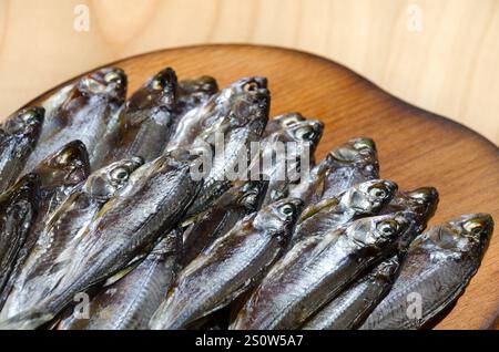 Sombre ou Shemaya. Poisson séché sur une assiette en céramique. Très savoureux, eau de tête grasse pour la bière. Banque D'Images