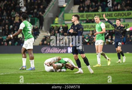 Stade Easter Road, Édimbourg. Scotland UK.29th Dec 24 Hibernian vs Kilmarnock William Hill Scottish Premiership match. KilmarnocksÕs Daniel Armstrong passe par Hibs Jack Iredale crédit : eric mccowat/Alamy Live News Banque D'Images