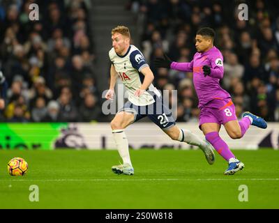 Londres, Royaume-Uni. 29 décembre 2024. Londres, Angleterre - 2024 décembre 29th : Dejan Kulusevski de Tottenham Hotspur (à gauche) sous la pression de Joao Gomes de Wolverhampton Wanderers (à droite) lors du match de premier League 2024/25 entre Tottenham Hotspur FC et Wolverhampton Wanderers au Tottenham Hotspur Stadium le 29 décembre 2024 à Londres, Angleterre. (Photo de David Horton/SPP) (David Horton/SPP) crédit : photo de presse SPP Sport. /Alamy Live News Banque D'Images