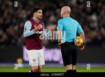 Carlos Soler de West Ham United (à gauche) s'entretient avec l'arbitre Anthony Taylor lors du match de premier League au London Stadium, à Londres. Date de la photo : dimanche 29 décembre 2024. Banque D'Images