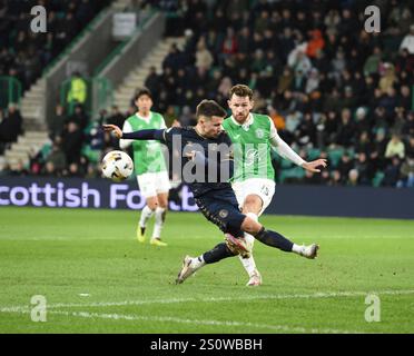 Stade Easter Road, Édimbourg. Scotland UK.29th Dec 24 Hibernian vs Kilmarnock William Hill Scottish Premiership match. Daniel Armstrong de Kilmarnocks passe par Hibs Jack Iredale Credit : eric mccowat/Alamy Live News Banque D'Images