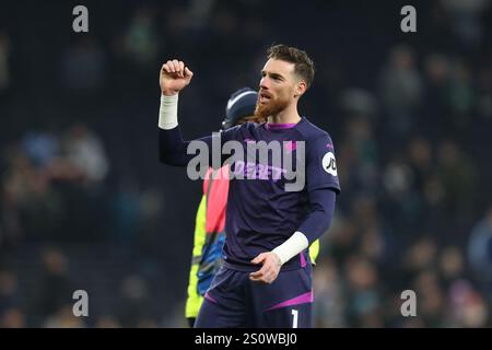 Tottenham Hotspur Stadium, Londres, Royaume-Uni. 29 décembre 2024. Premier League Football, Tottenham Hotspur contre Wolverhampton Wanderers ; le gardien Jose sa des Wolverhampton Wanderers remercie les fans après le match. Crédit : action plus Sports/Alamy Live News Banque D'Images