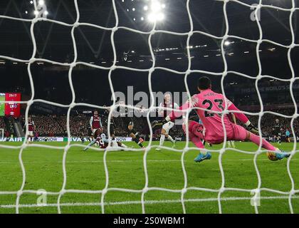 London Stadium, Londres, Royaume-Uni. 29 décembre 2024. Premier League Football, West Ham United contre Liverpool ; Luis Diaz de Liverpool tire et marque ses côtés 1er but à la 30e minute pour le rendre 1-0 crédit : action plus Sports/Alamy Live News Banque D'Images