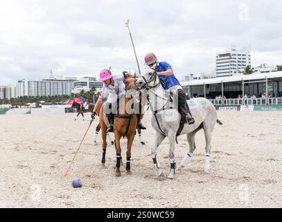 Miami Beach, États-Unis-17 novembre. 2024 : les joueurs de polo jouent à la World Polo League Beach. Joueurs de polo sur les chevaux à Miami Beach, FL Banque D'Images