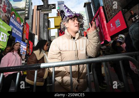 New York, États-Unis. 29 décembre 2024. Les gens assistent au test de confettis de la Saint-Sylvestre à Times Square, New York, NY, le 29 décembre 2024. (Photo par Anthony Behar/Sipa USA) crédit : Sipa USA/Alamy Live News Banque D'Images