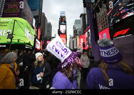 New York, États-Unis. 29 décembre 2024. Les gens assistent au test de confettis de la Saint-Sylvestre à Times Square, New York, NY, le 29 décembre 2024. (Photo par Anthony Behar/Sipa USA) crédit : Sipa USA/Alamy Live News Banque D'Images