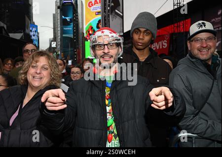 New York, États-Unis. 29 décembre 2024. Les gens assistent au test de confettis de la Saint-Sylvestre à Times Square, New York, NY, le 29 décembre 2024. (Photo par Anthony Behar/Sipa USA) crédit : Sipa USA/Alamy Live News Banque D'Images