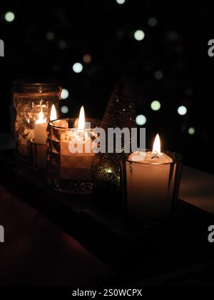 Bougies allumées et sapin de noël créant une atmosphère festive dans le dîner du nouvel an des fêtes de prague Banque D'Images