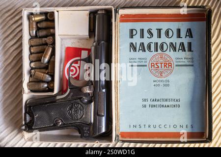 Astra modelo 400 pistolet de service espagnol, cartouches et balles Banque D'Images