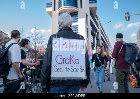 18.03.2023, Berlin, Allemagne, Europe - les gens manifestent devant le siège du parti social-démocrate (SPD) contre le projet de grande coalition. Banque D'Images
