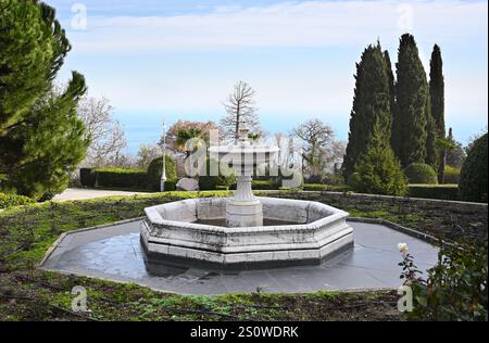 Ancienne fontaine comme élément architectural du Parc du Palais Livadia en Crimée, Russie Banque D'Images