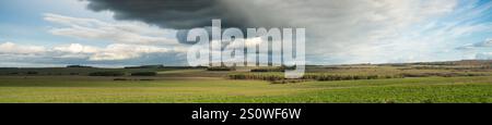 un nuage noir sombre d'étagère dans un ciel inquiétant apportant de fortes pluies au-dessus de la campagne ouverte Banque D'Images