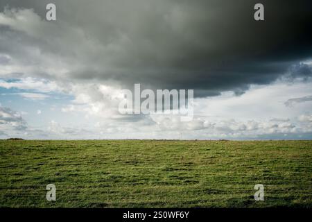 un nuage noir sombre d'étagère dans un ciel inquiétant apportant de fortes pluies au-dessus de la campagne ouverte Banque D'Images