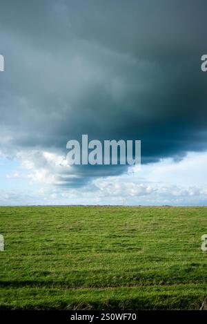 un nuage noir sombre d'étagère dans un ciel inquiétant apportant de fortes pluies au-dessus de la campagne ouverte Banque D'Images